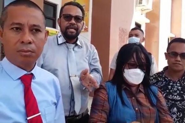 Penasehat hukum terdakwa Randy Badjideh (yandry/kupangterkini.com)