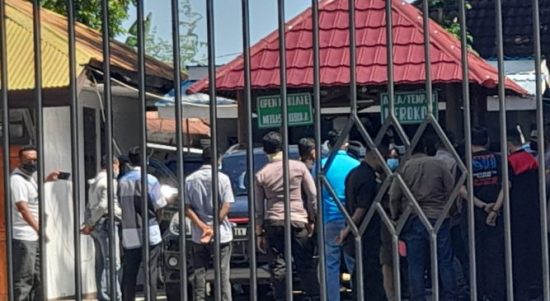 Jaksa, Majelis Hakim, Penasehat hukum tersangka serta saksi saat memastikan bagian - bagian yang berbau menyengat serta flek pada mobil Rush yang dipakai Randy (yandry/kupangterkini.com)