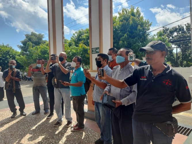 para wartawan yang dilarang meliput sidang Randy Badjideh berkumpul di depan Pengadilan Negeri Kupang (yandry/kupangterkini.com)