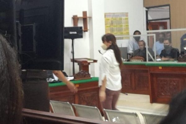 Irawaty Ua saat meninggalkan ruang sidang perkara Randy Badjideh (yandry/kupangterkini.com)