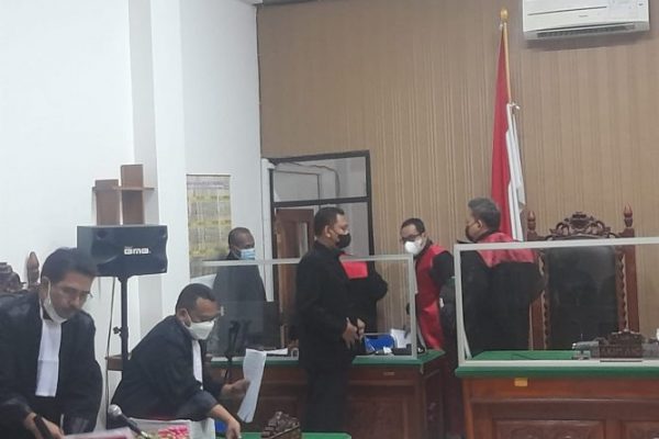 Jaksa penuntut serta Majelis Hakim saat meninggalkan ruang sidang (yandry/kupangterkini.com)