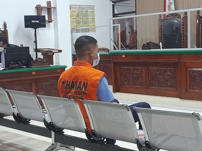 Terdakwa Randy Badjideh saat diperiksa dalam sidang di Pengadilan Negeri Kupang (yandry/kupangterkini.com)