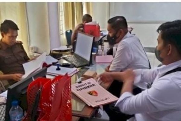 Penyidik Ditreskrimsus Polda NTT saat melimpahkan berkas tahap II ke Kejati NTT (ist)