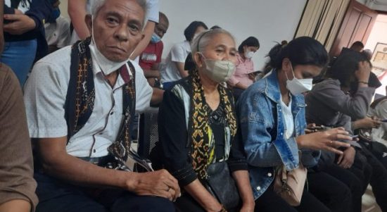 Ayah serta Ibu mendiang Astrid Manafe ketika mengikuti sidang terdakwa Randy Badjideh (yandry/kupangterkini.com)