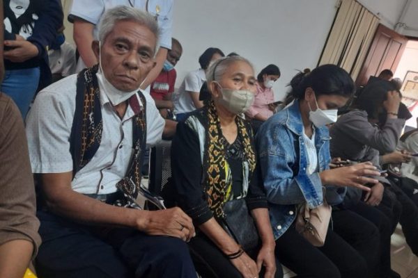 Ayah serta Ibu mendiang Astrid Manafe ketika mengikuti sidang terdakwa Randy Badjideh (yandry/kupangterkini.com)