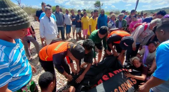 Korban ketika dievakuasi tim Sar Gabungan (ist)