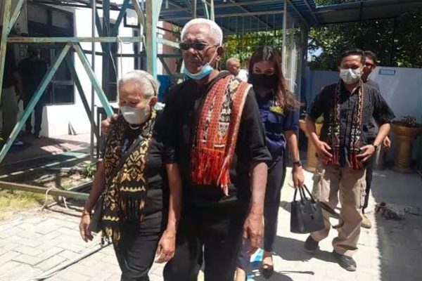 Ibunda almarhumah Astrid Manafe, Asnat Manafe - Mauk saat keluar dari ruang sidang (yandry/kupangterkini.com)