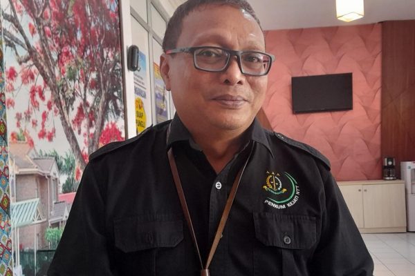 Abdul Hakim, Kasi Penkum Kejati NTT saat memberikan keterangan terkait berkas perkara Ira Ua (yandry/kupangterkini.com)