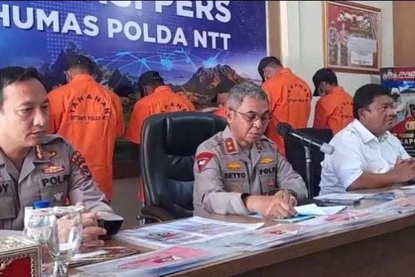 Kapolda NTT, Irjen Pol Setya Budiyanto didampingi Kabid humas Polda NTT serta direskrimsu Polda nTT (yandry/kupangterkini.com)