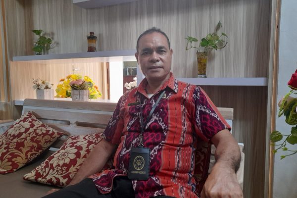 Panitera Pengadilan Negeri Kupang, Yulius Bolla saat memberikan keterangan banding yang diajukan Randy Badjideh (Yandry/kupangterkini.com)