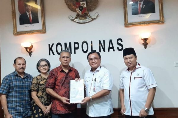 Ricky J D Brand bersama keluarga mendiang Linda Brand saat pemaparan kasus KDRT di Kompolnas (dok : Pribadi)