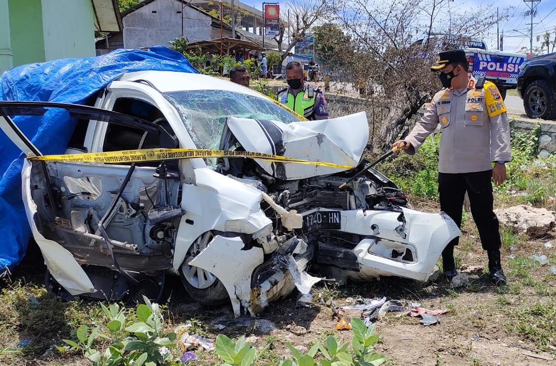 Kapolres Kupang, AKBP FX Irianto mendatangi lokasi kecelakaan yang menewaskan empat orang (ist)