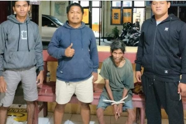 Goris (kedua kanan) Pelaku pencabulan terhadap anak saat diamankan (ist)