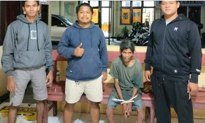 Goris (kedua kanan) Pelaku pencabulan terhadap anak saat diamankan (ist)