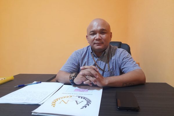 Joe Bangun saat ditemui diruang kerjanya (yandry/kupangterkini.com)