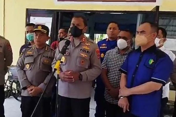 Kapolda NTT, Irjen Pol Yohanis Asadoma di Rumah Sakit Titus Ully (yandry/kupangterkini.com)