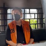 Terdakwa Ira Ua ketika hendak meninggalkan Pengadilan Negeri Kupang seusai sidang pembacaan eksepsi (yandry/kupangterkini.com)