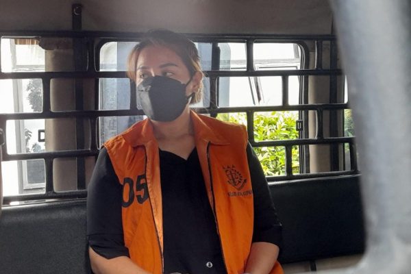 Terdakwa Ira Ua ketika hendak meninggalkan Pengadilan Negeri Kupang seusai sidang pembacaan eksepsi (yandry/kupangterkini.com)