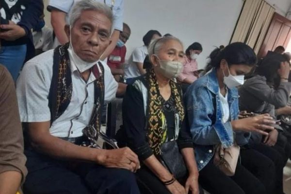 Saul Manafe bersama keluarga besar saat mengikuti persidangan Randy Badjideh (yandry/kupangterkini.com)