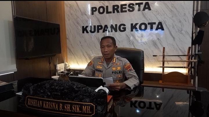 Kapolresta Kupang Kota, Kombes Pol Rishian Krisna Budhiaswanto saat memberikan keterangan penangkapan tersangka Narkoba (yandry/kupangterkini.com)