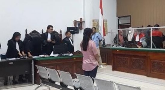 Ira Ua setelah mengikuti sidang pemeriksaan saksi Santy Mansula (yandry/kupangterkini.com)