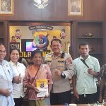 Keluarga korban didampingi ketua LP2TRI saat bertemu Kapolres Kupang, AKBP FX Irwan Irianto (yandry/kupangterkini.com)