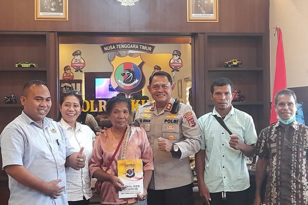 Keluarga korban didampingi ketua LP2TRI saat bertemu Kapolres Kupang, AKBP FX Irwan Irianto (yandry/kupangterkini.com)