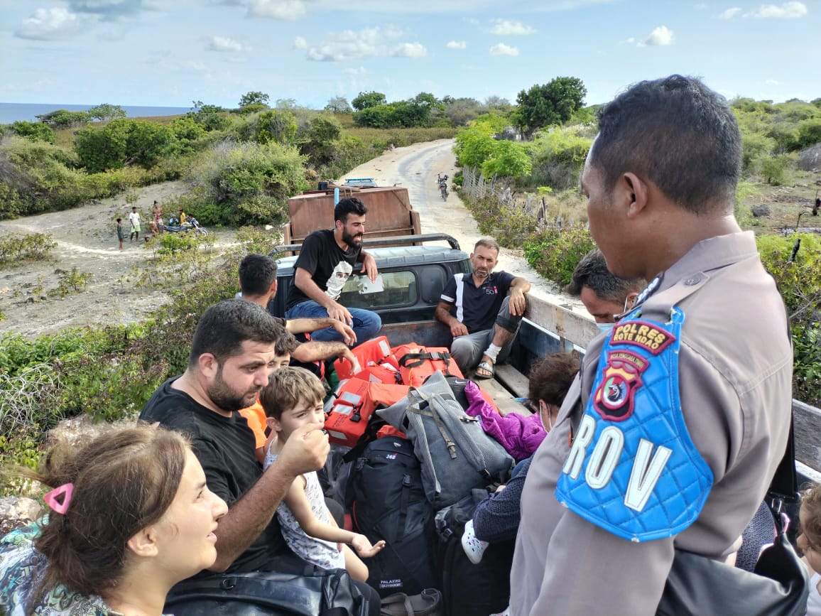 Para imigran asal Irak saat diamankan Polres Rote Ndao (ist)