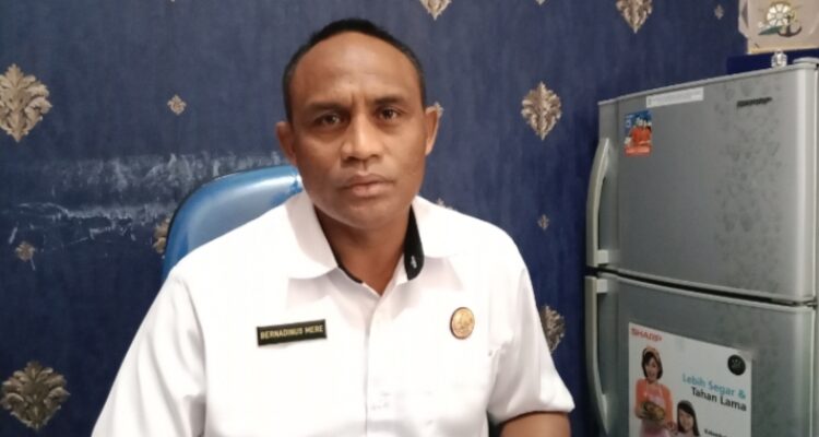 Kepala dinas perhubungan kota Kupang, Berbadinus Mere saat ditemui diruang kerjanya (yandry/kupangterkini.com)