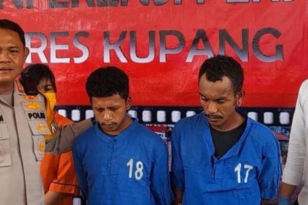 Kapolres Kupang, AKBP FX Irwan Arianto menunjukkan dua pelaku pencabulan, Ryan dan Prabu (yandry/kupangterkini.com)