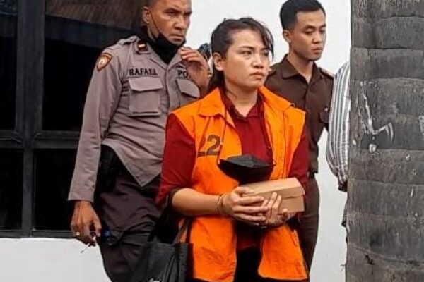 Terdakwa Irawaty Astana Dewy Ua, tersangka pembunuhan Astrid dan Lael (yandry/kupangterkini.com)