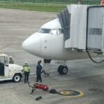 Petugas mengecek keadaan pesawat Lion Air yang berasap diakibatkan ponsel penumpang yang meleduk (ist)