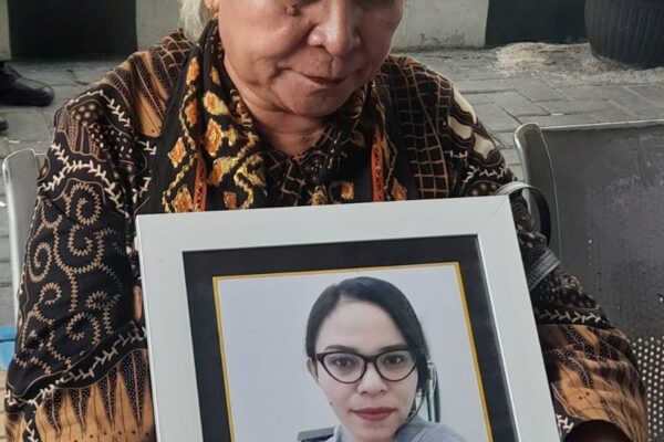 Asnat Manafe, ibunda Astrid Manafe memeluk foto anaknya setelah mendengar vonis hakim (yandry/kupangterkini.com)