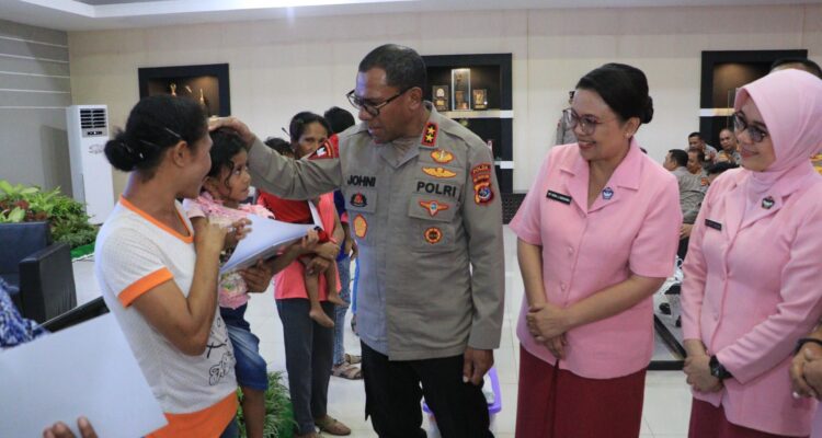 Irjen Pol Johni Asadoma ketika bertemu dengan anak asuh jajaran Polda NTT pada kegiatan sosialisasi pencanangan orangtua asuh anak stunting