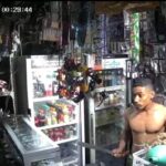 Yuven Manafe saat mengancam pemilik kios di Sikumana menggunakan parang (tangkapan layar)