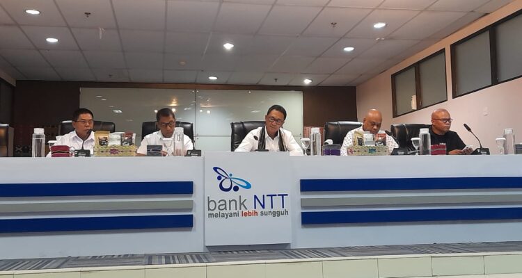 Direktur Bank NTT, Alex Riwu Kaho saat memberikan keterangan kepada awak media (yandry/kupangterkini.com)