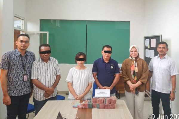 Kasi pidsus Kejar kabupaten Kupang, Frengky Radja bersama tiga orang tersangka kasus tipikor arena pacuan kuda Lifubatu