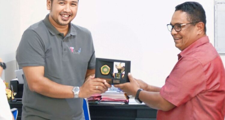 Direktur TimorTV Komang Ramantya (kiri) menerima souvenir dari Dekan FISIP Undana Dr. Melkisedek Neolaka, M. Si usai kesepakatan antara kedua institusi tersebut. (foto: ist)