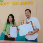 Doktor Apriana Fanggidae bersama Komang Ramantya usai penandatanganan kerja sama antar dua lembaga itu (ist/kupangterkini.com)
