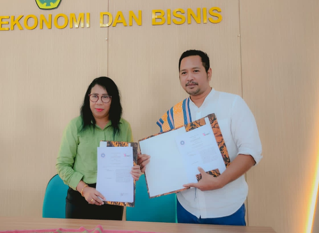 Doktor Apriana Fanggidae bersama Komang Ramantya usai penandatanganan kerja sama antar dua lembaga itu (ist/kupangterkini.com)