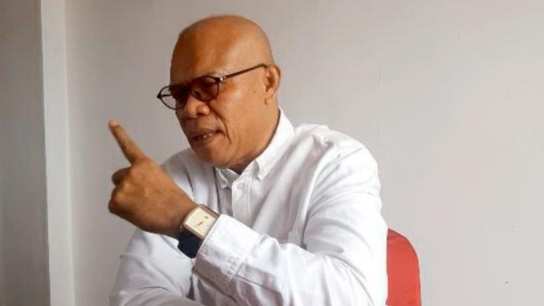 Ketua PGRI provinsi NTT, Dr. Samuel Haning saat ditemui diruang kerjanya (yandry/kupangterkini.com)