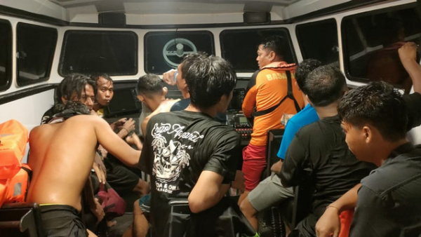 Tim SAR saat mengevakuasi selamat penumpang perahu terbalik di perairan Pulau Kera (ist)