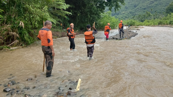 Tim SAR gabungan saat menyusuri sungai Siboil mencari korban yang hanyut terseret banjir (ist)