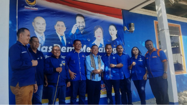 Mantan Bupati Kupang, Korinus Masneno saat mendaftar ke partai Nasdem sebagai bakal calon bupati Kupang periode 2024 - 2029 (yandry/kupangterkini.com)