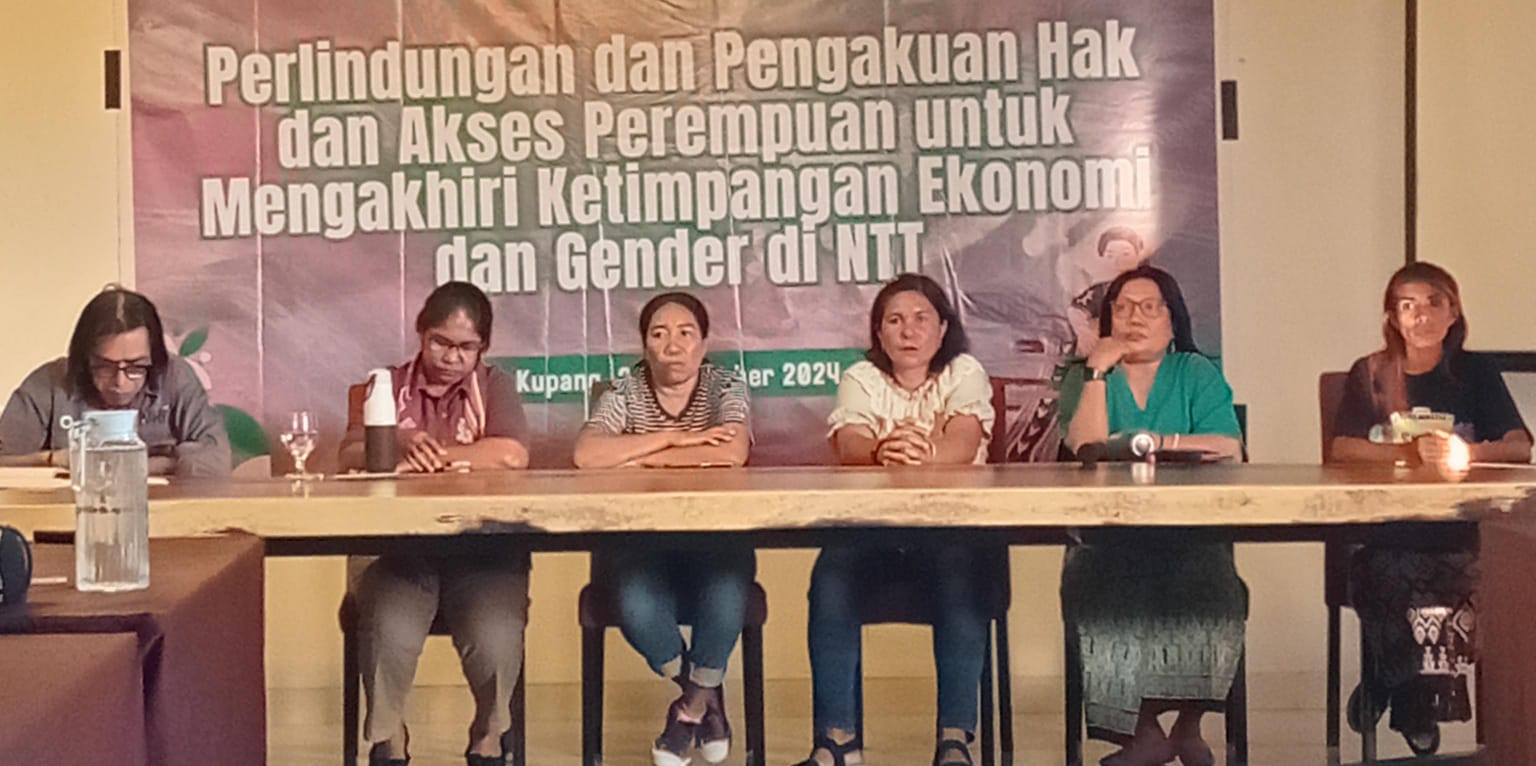 Walhi NTT, AKSI! beserta narasumber dalam dialog kesetaraan gender