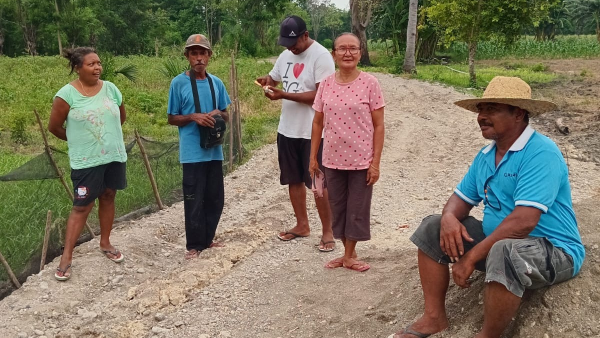 Ketua RT 01, Adi Kibana bersama tokoh masyarakat berada di jalan yang rusak akibat truck yang terperosok (yandry/kupangterkini.com)