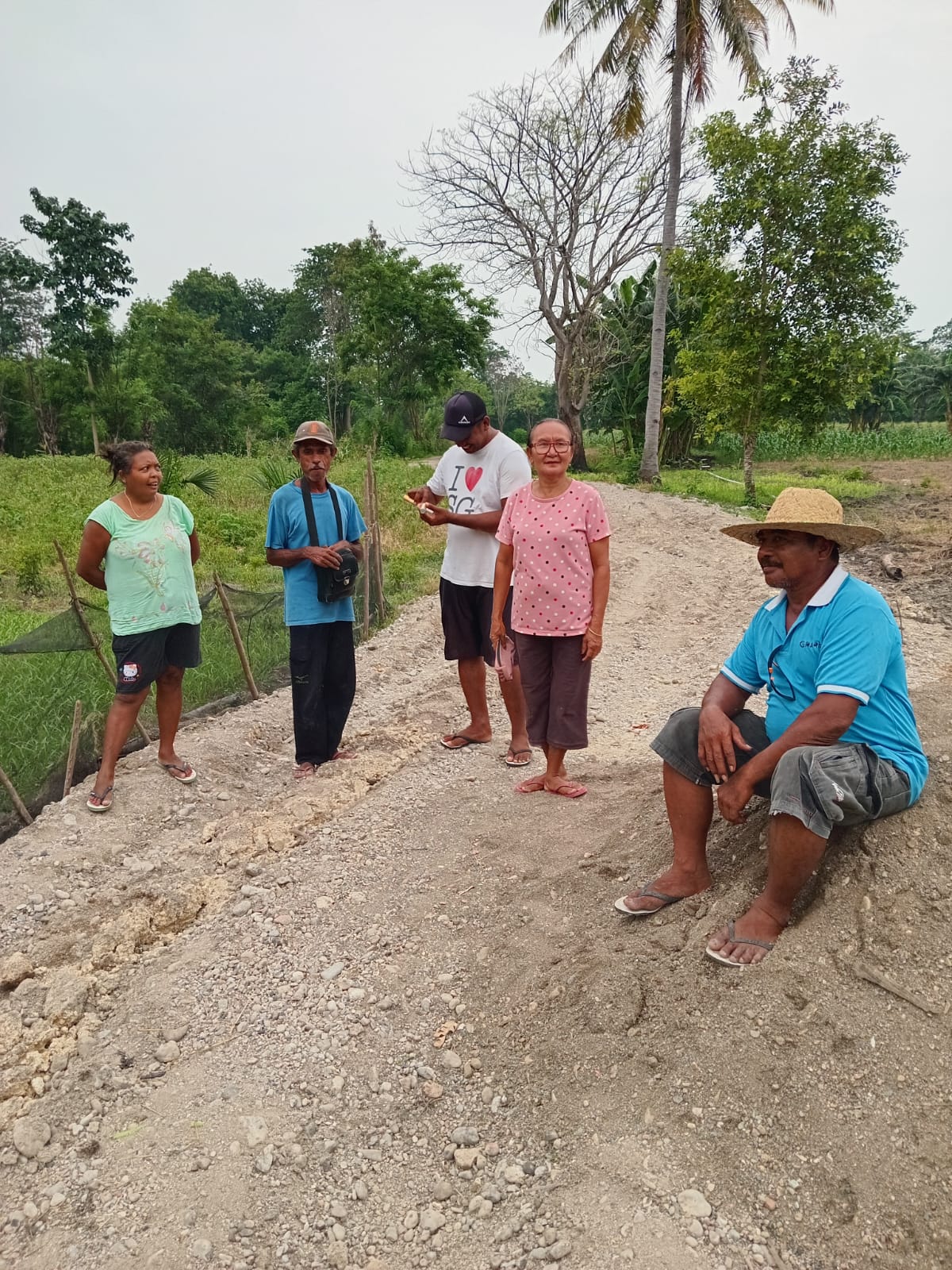 Ketua RT 01, Adi Kibana bersama tokoh masyarakat berada di jalan yang rusak akibat truck yang terperosok (yandry/kupangterkini.com)