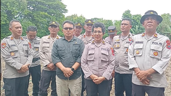 Wakapolres Kupang, Kompol Ribka Hangge saat berada di lokasi penamaman jagung dalam program ketahanan pangan (yandry/kupangterkini.com)