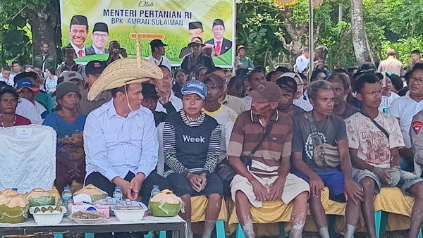 Mentri Pertanian RI, Andi Amran Sulaiman saat berbincang bersama petani (yandry/kupangterkini.com)