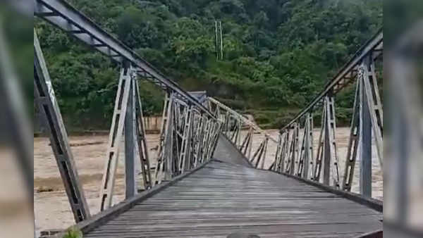 Jembatan Termanu roboh dihantam banjir (ist)